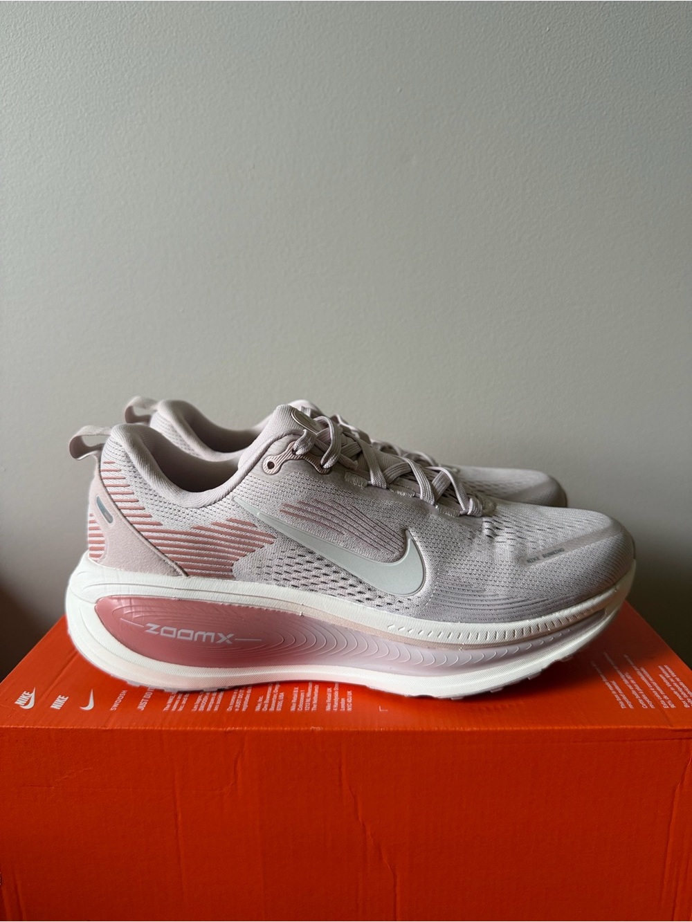 Nike Vomero 18 Chalk Red HM6804-605 Women’s Size 10